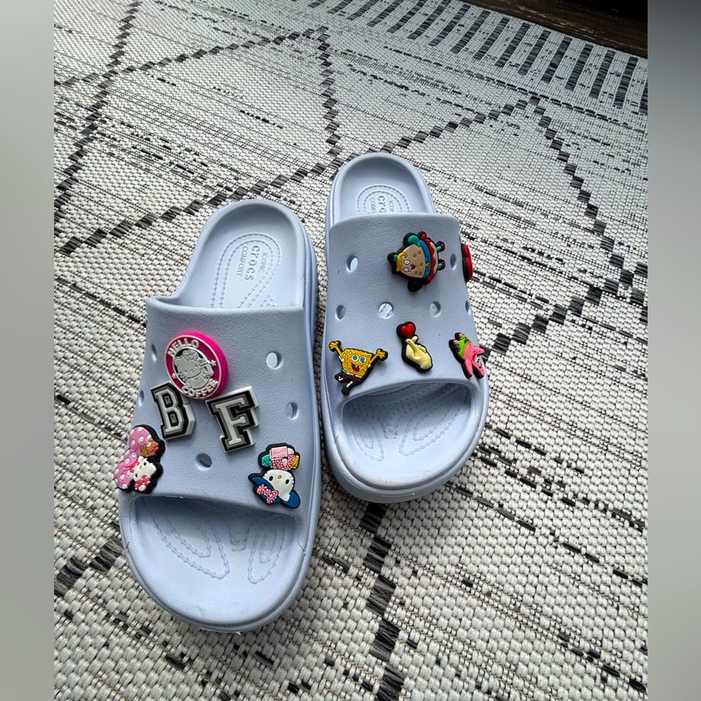 CROCS Light Gray Platform Clogs with Fun Charms in excellent condition M 5. /W 7 - Picture 4 of 11